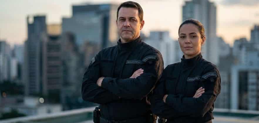 Dupla de vigilantes profissionais em uniforme tático preto, representando a autoridade técnica do site Vigilantes de Guarda.